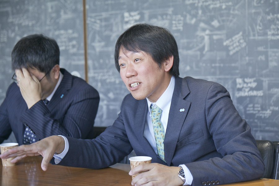 社員座談会”></p>
<dt class=