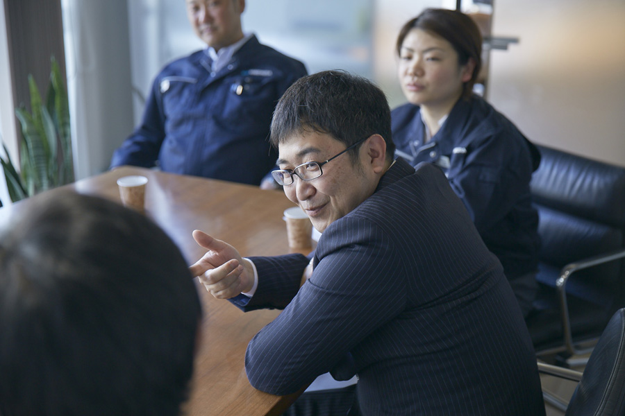 社員座談会”></p>
<dt class=