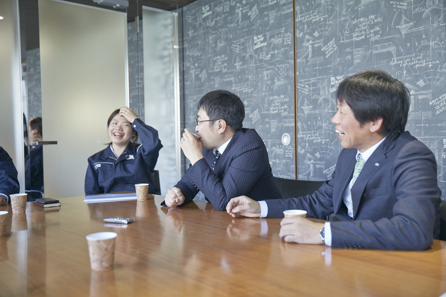 社員座談会”></p>
<dt class=