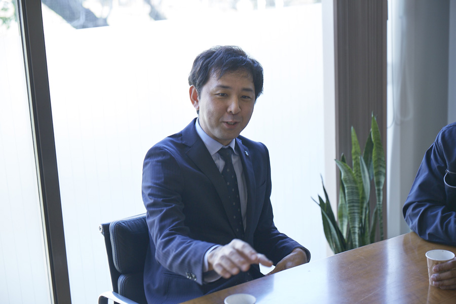 社員座談会”></p>
<dt class=