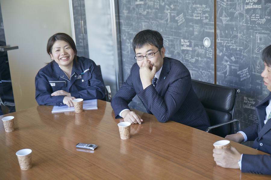 社員座談会”></p>
<dt class=
