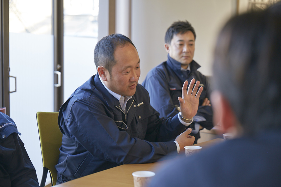 社員座談会”></p>
<dt class=