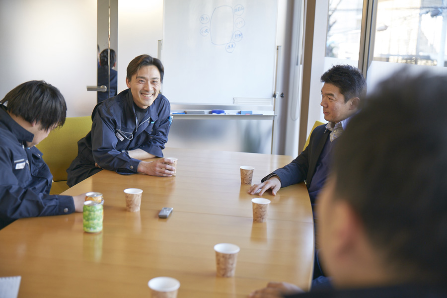 社員座談会”></p>
<dt class=