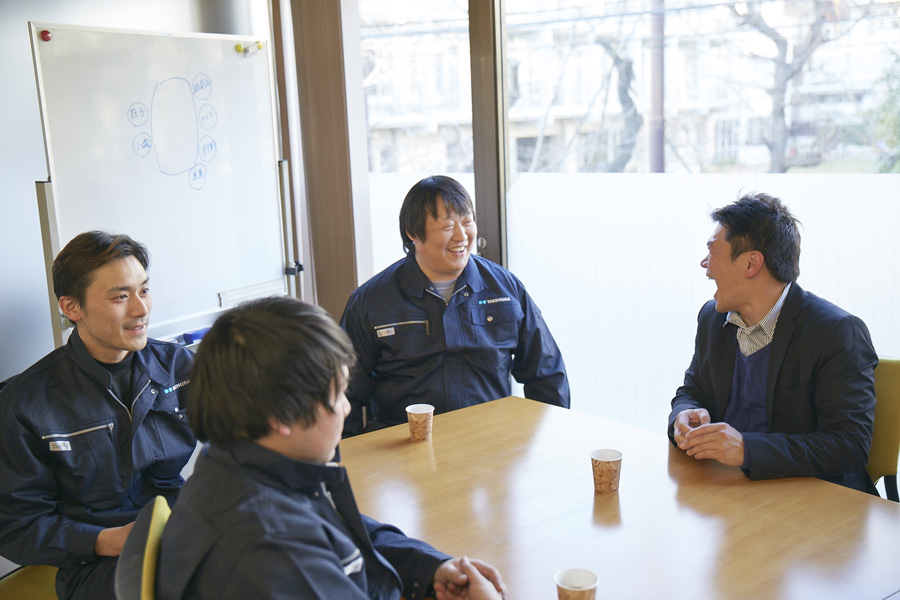 社員座談会”></p>
<dt class=