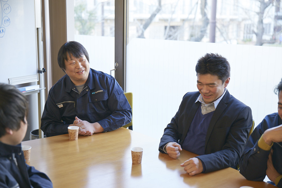 社員座談会”></p>
<dt class=