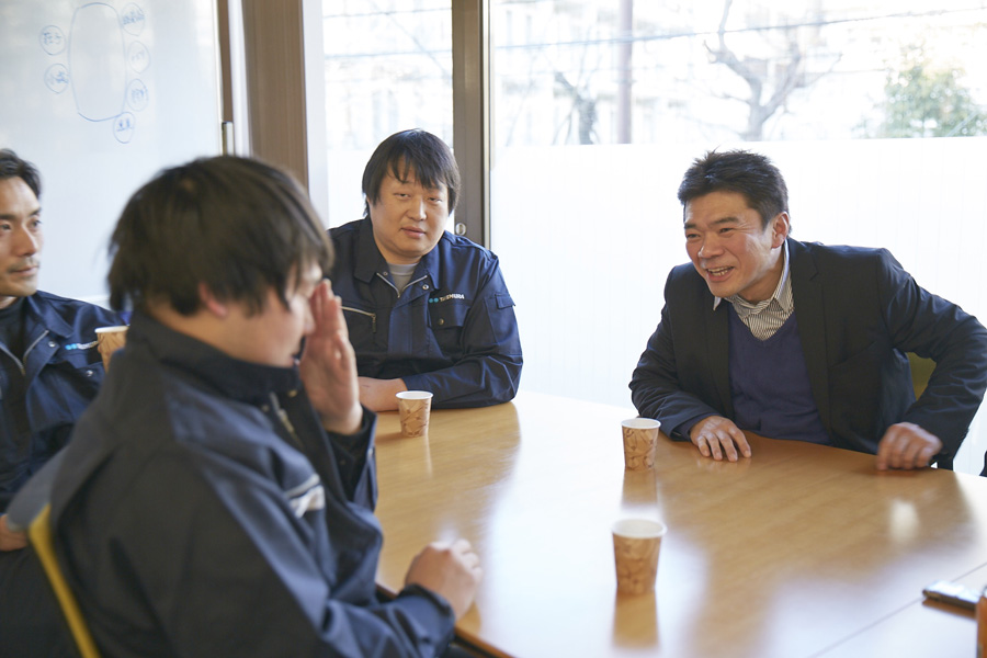 社員座談会”></p>
<dt class=