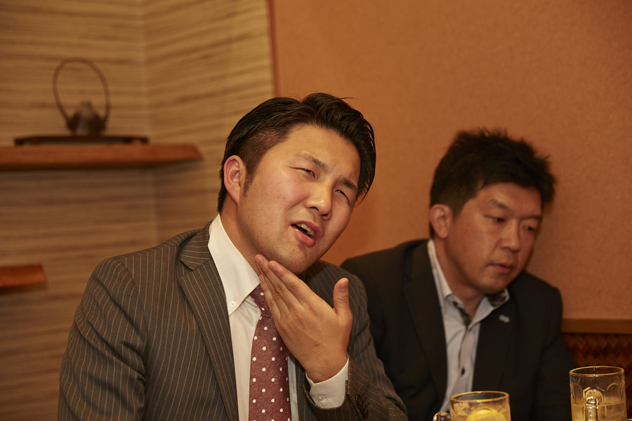 社員座談会”></p>
<dt class=